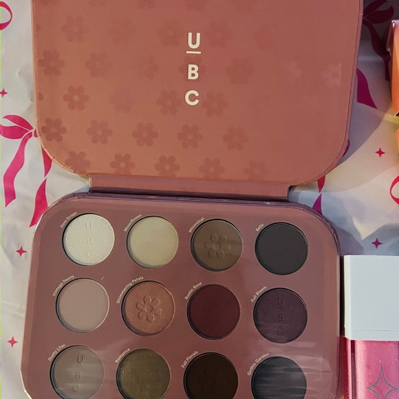 UBC Eyeshadow Palette with My Melody Sheet Mask - Picture 6 of 9